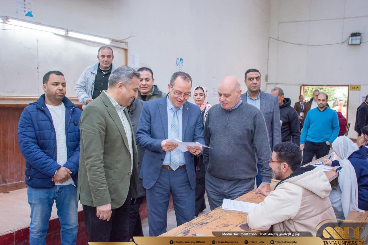 نائب رئيس جامعة طنطا يتفقد سير امتحانات الفصل الدراسي الأول بكلية التربية